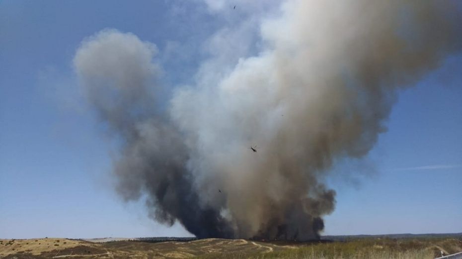 La A-493 sigue cortada por el incendio de Villarrasa y el dispositivo se ha ampliado a 15 aeronaves y más de 120 efectivos