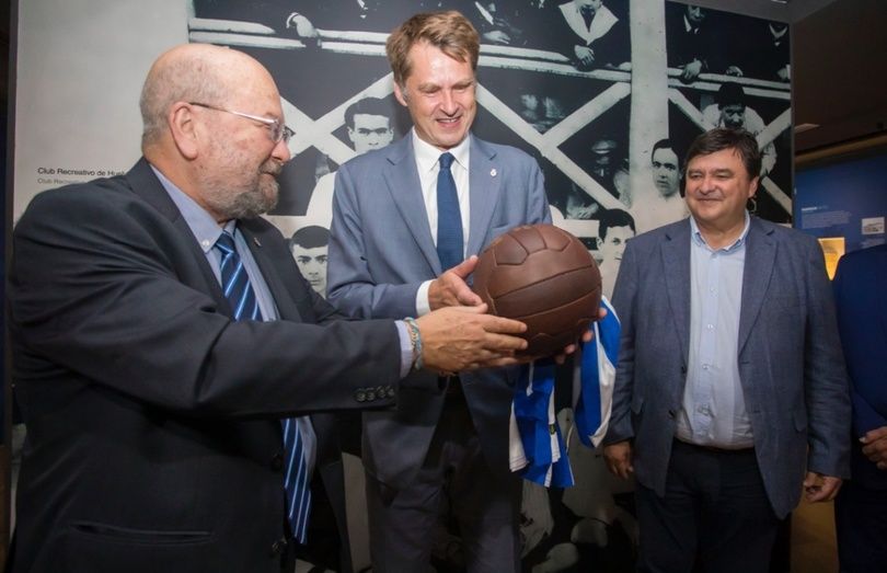 El embajador británico en España se impregna de la historia del Decano