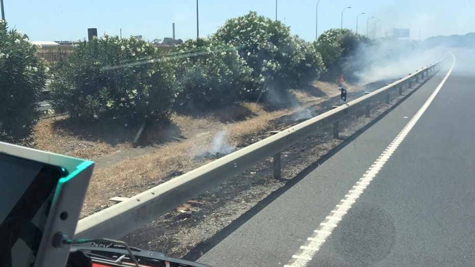 Vuelve a salir ardiendo la mediana de la A-49
