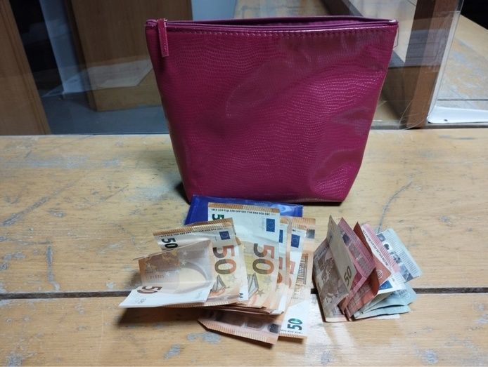 Una joven ayamontina entrega en la Policía un bolso que encontró con 500 euros