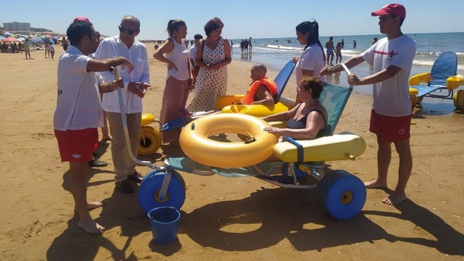 El programa ‘Un baño sin barreras’ supera límites para que las personas con movilidad reducida disfruten de la playa