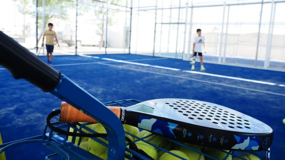 Palos de la Frontera renueva las pistas de pádel del polideportivo