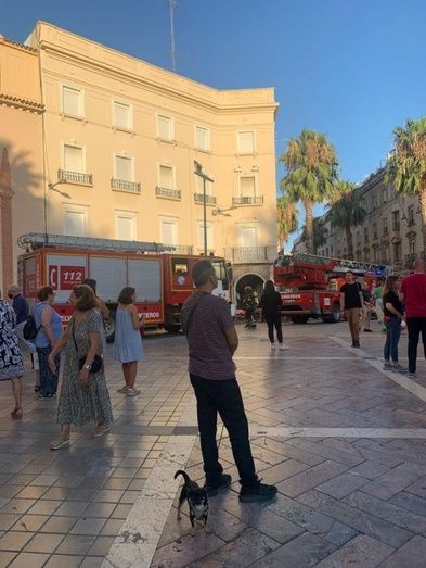 Un problema en la campana extractora de un restaurante provoca una intensa humareda en la plaza de las Monjas