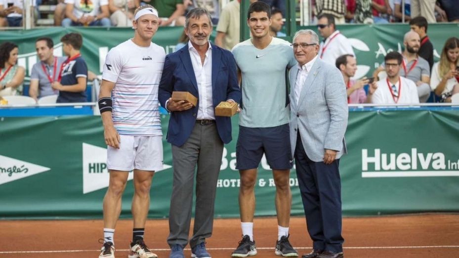 Emilio Sánchez Vicario recibe “muy emocionado” la medalla de oro del Recreativo de Huelva 