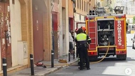 Evacuan al hospital a dos mujeres tras el incendio en un cuarto de contadores en la calle Obispo Díaz Bernal