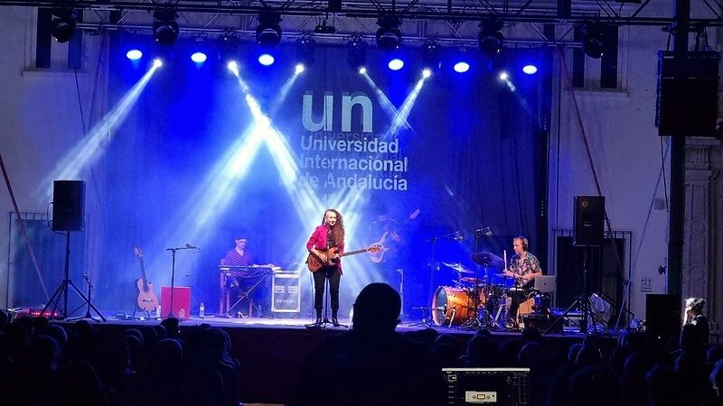 ‘La Tremendita’ pone en pie al público de La Rábida con su flamenco innovador