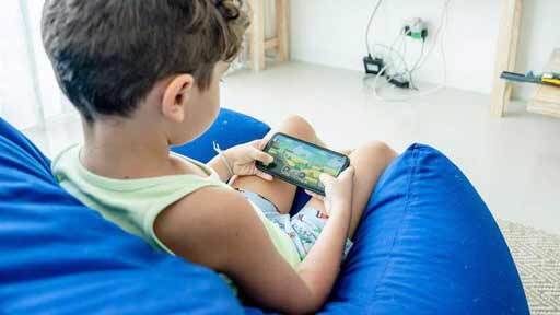 Niños y pantallas en verano: ¿uso o abuso?