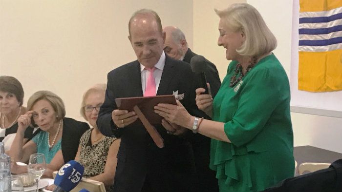 El artista Augusto Thassio recibe el galardon de 'El Isleño del Año'
