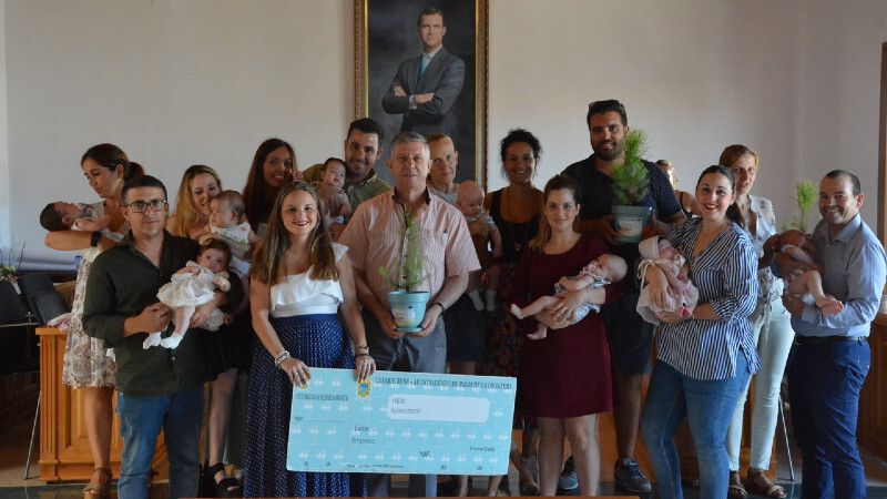 El Ayuntamiento de Palos entrega a cada recién nacido una planta dentro del programa 'Un nacimiento, un árbol'