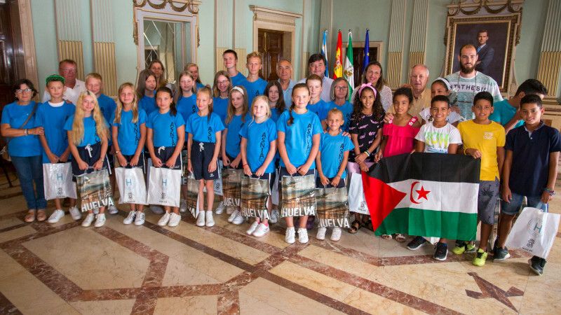 Recibimiento municipal a los 41 niños saharauis y bielorrusos que disfrutan del verano en la capital