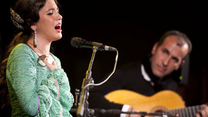 Beatriz Romero ofrece un recital en la caseta de la Peña Flamenca de Huelva