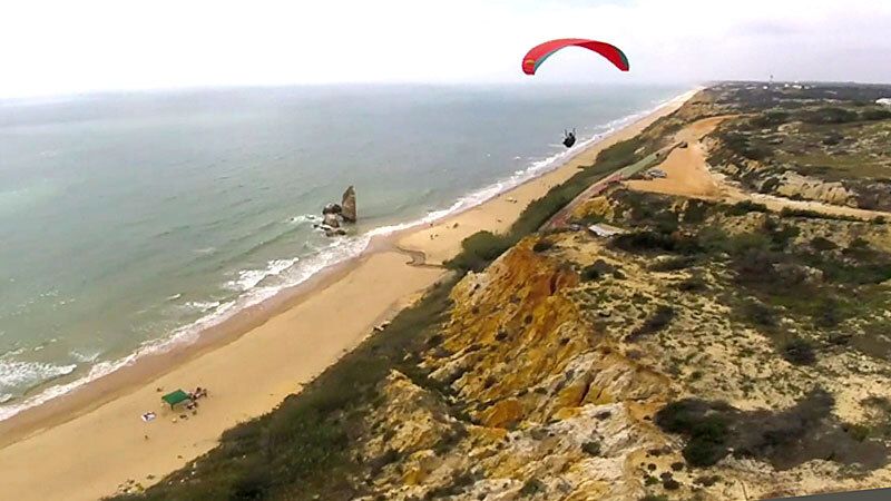 Herido un parapentista tras estrellarse contra las rocas en la playa de Matalascañas