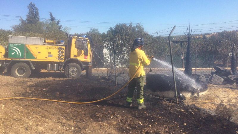 Efectivos del Infoca sofocan un incendio urbano declarado en Aljaraque