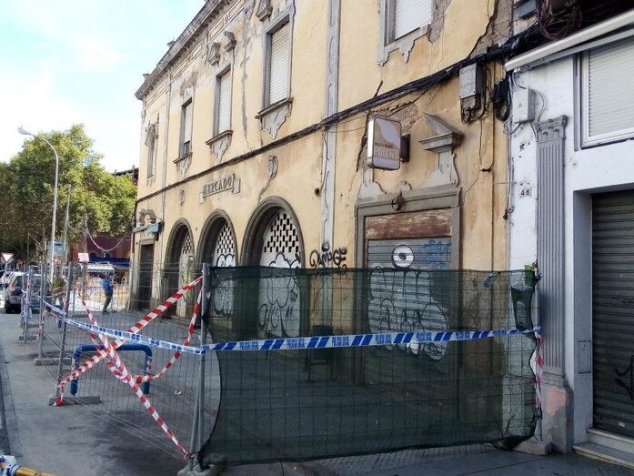 El Ayuntamiento limita el acceso peatonal al antiguo Mercado de la Merced ante el grave riesgo de desprendimientos