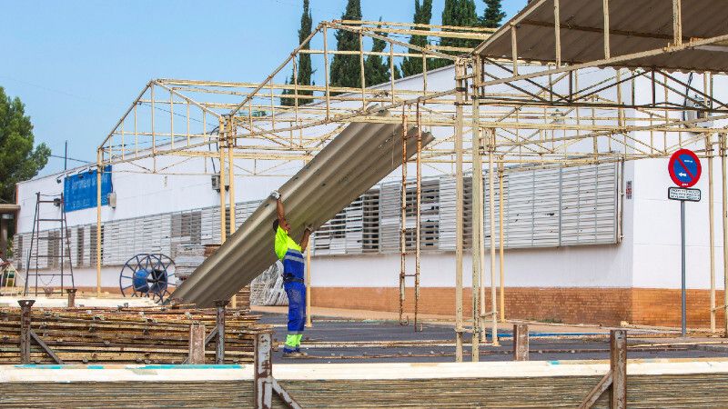 Avanza el montaje de las 18 casetas de las Fiestas de La Cinta en el recinto de La Orden