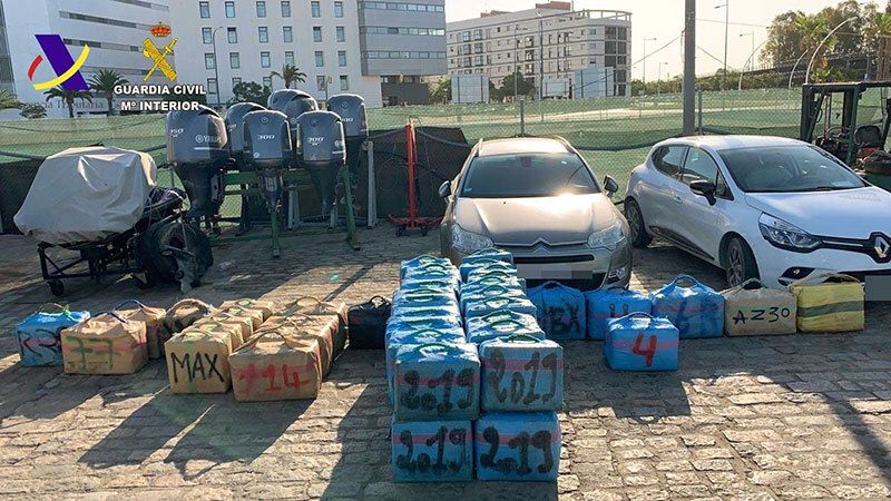 Prisión sin fianza para los tres detenidos con 1,8 toneladas de hachís frente a la costa