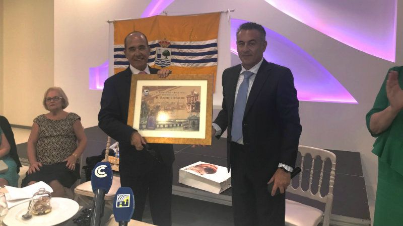 El artista Augusto Thassio recibe el galardon de 'El Isleño del Año'