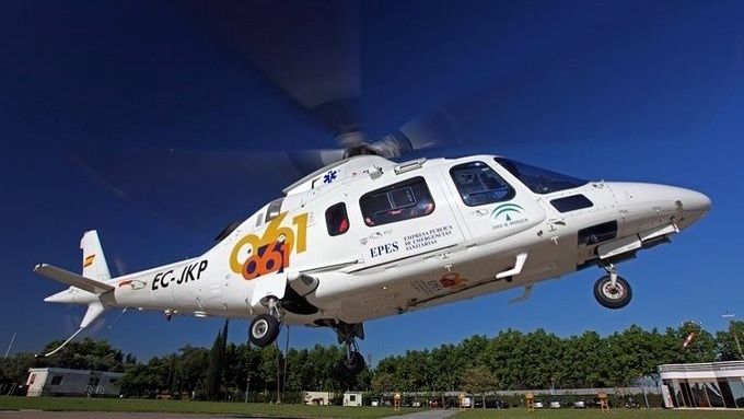 Trasladan a Sevilla en helicóptero a una trabajadora del Mercadona de Isla Cristina tras sufrir un accidente