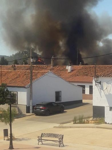 Más de cien efectivos y 19 aeronaves luchan contra el incendio de Almonaster