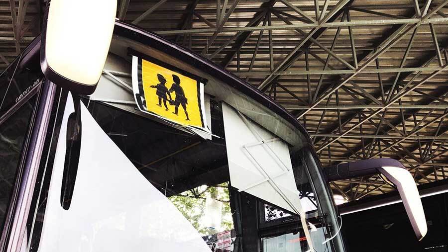 Casi 5.000 niños podrían quedarse sin transporte escolar al inicio del curso, según el sector