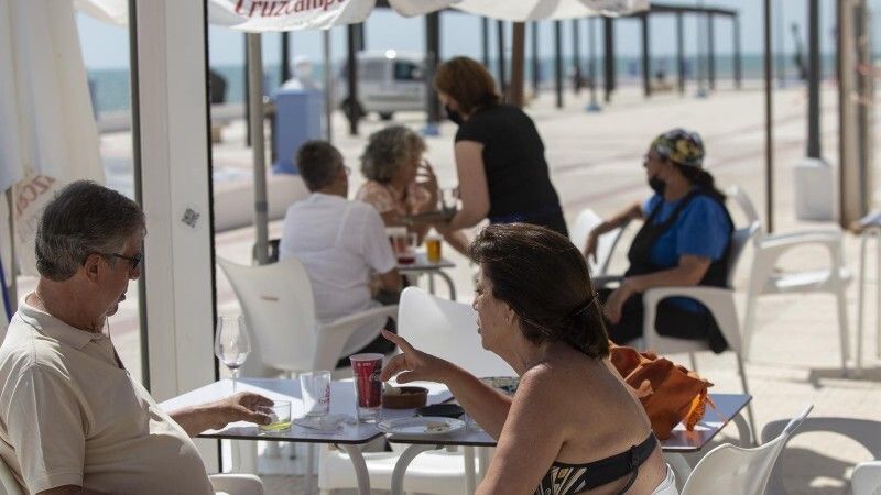 Indignación de los hosteleros onubenses: 'El virus no termina a la 1,00 horas porque se cierre el bar'.