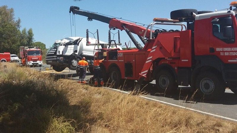 Se reabre al tráfico la H-9013 tras el vuelco de un camión en un accidente que ha dejado un herido