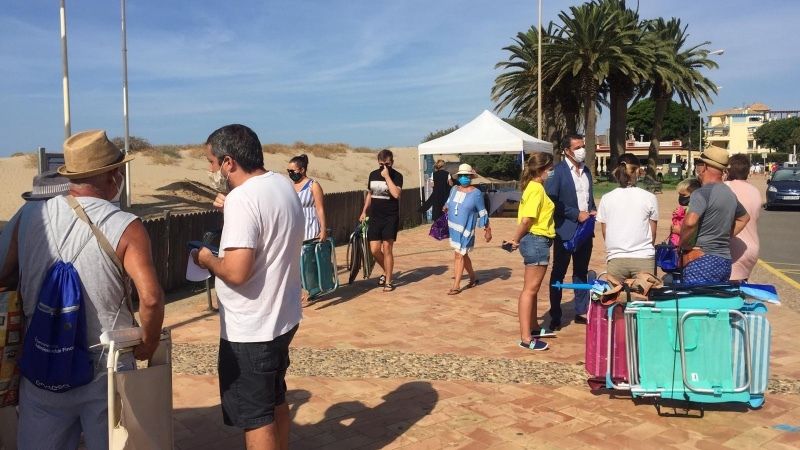 La Diputación inicia en Isla Canela una campaña de sensibilización para fomentar la adopción y el no abandono de animales