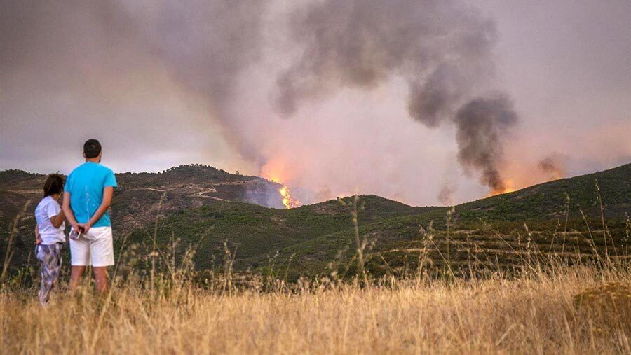 Evacuados casi un centenar de vecinos de las aldeas Mina Concepción en Almonaster y Traslasierra en El Campillo