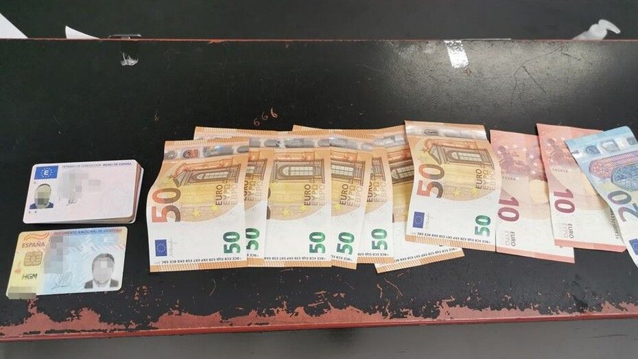 Dos jóvenes se encuentran una cartera con 390 euros y se la entregan a la Policía Local