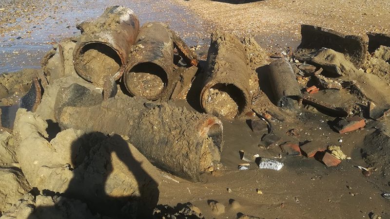 Retiran varios metros de tuberías de saneamiento de la playa del Portil