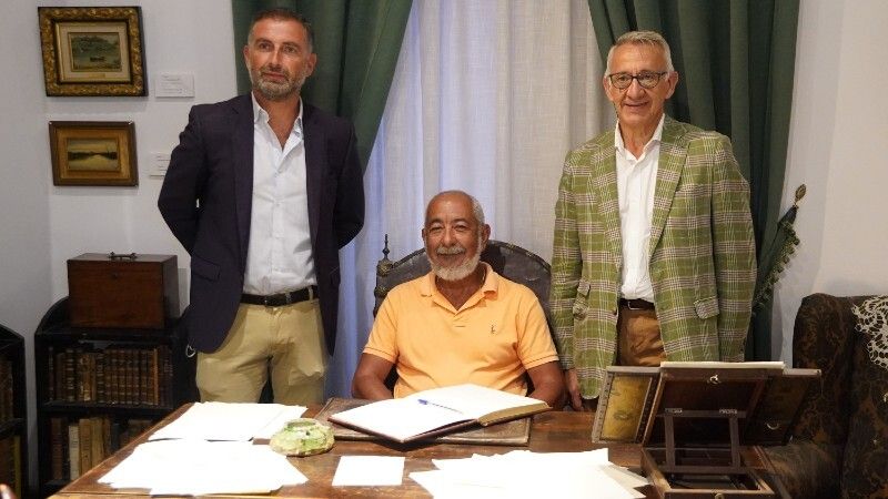Padura visita Moguer y el Muelle de las Carabelas tras el ciclo ‘CubaCultura’