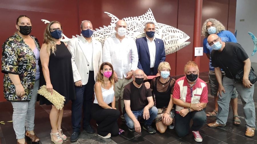 Doce artistas dan su toque a esculturas de atunes que acabarán en las calles de Isla