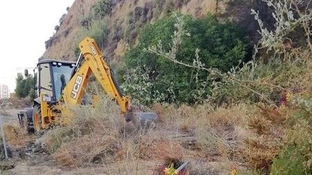 Denuncian la limpieza del cabezo Mundaka con maquinaria no permitida