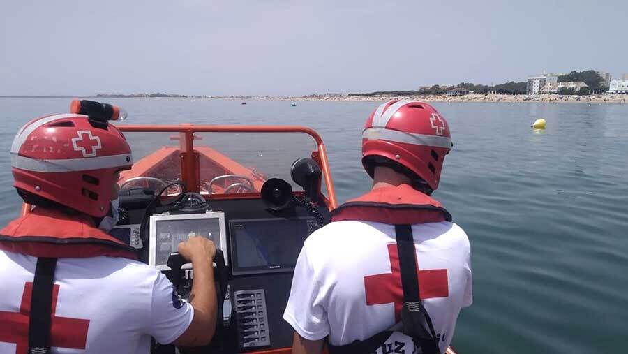 Rescatan en La Antilla a tres menores arrastrados mar adentro en una barca hinchable