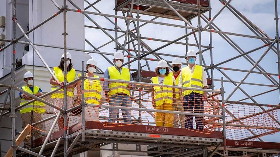 La Diputación colabora en la restauración de la decoración de la fachada del santuario de El Rocío