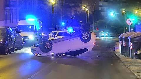 Un conductor bebido vuelca tras chocar con otro estacionado en La Hispanidad