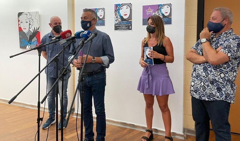 Curro Tobarra expone '12 Divas del Cine' en la Galería Charo Olías de Isla Cristina