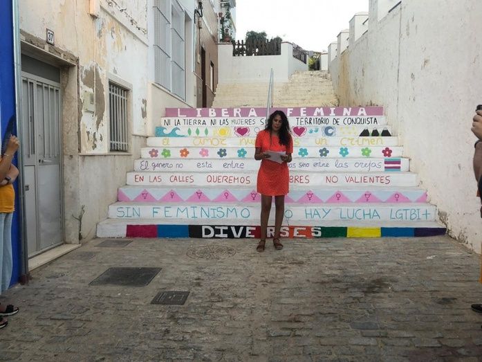Inauguran una escalera diversa y feminista en la calle Santa Clara de Ayamonte