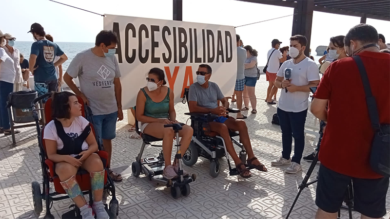 Concentración para reclamar una Matalascañas más accesible