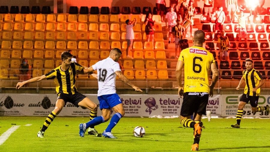 El San Roque se lleva el Trofeo de la Bella ante el Recre en los penaltis (1-1)