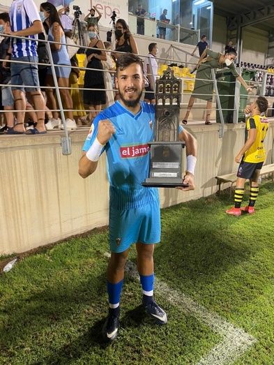 El San Roque se lleva el Trofeo de la Bella ante el Recre en los penaltis (1-1)