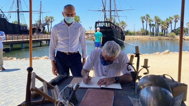 El Muelle de las Carabelas recibe a Conrad Tribble, máximo representante diplomático en funciones de EE.UU. en España