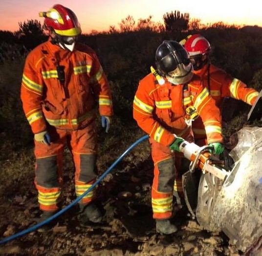 Fallece una mujer al caer cinco metros con su vehículo por un puente en Alosno