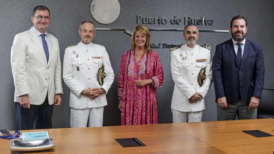 La presidenta del Puerto de Huelva recibe al nuevo comandante naval, Federico Ruiz