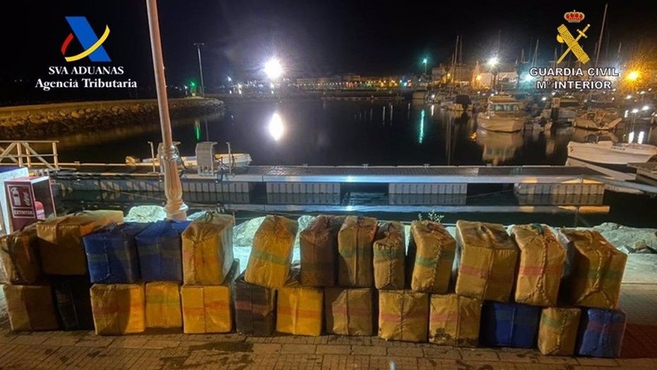 Una operación a 130 millas de la costa onubense se salda con tres detenidos y la intervención de 6.000 kilos de hachís