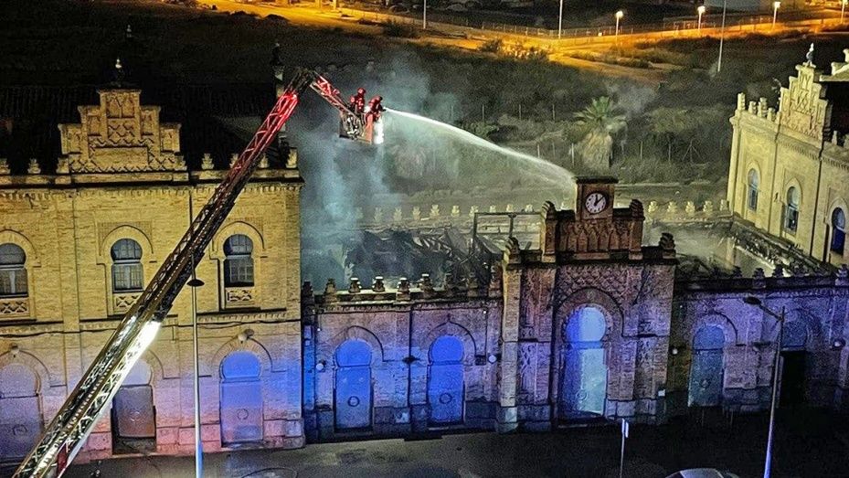 Arde el techo de la antigua estación de trenes en plena madrugada