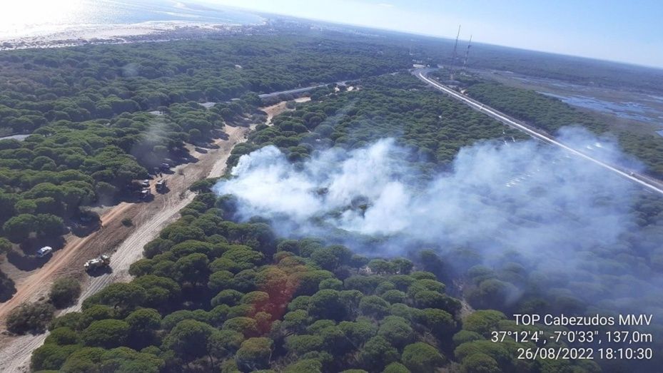 Sofocan un incendio forestal en un paraje de Punta Umbría