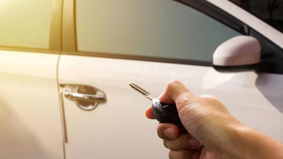 Rescatado en Aljaraque un niño de dos años atrapado en un coche por un fallo del cierre centralizado