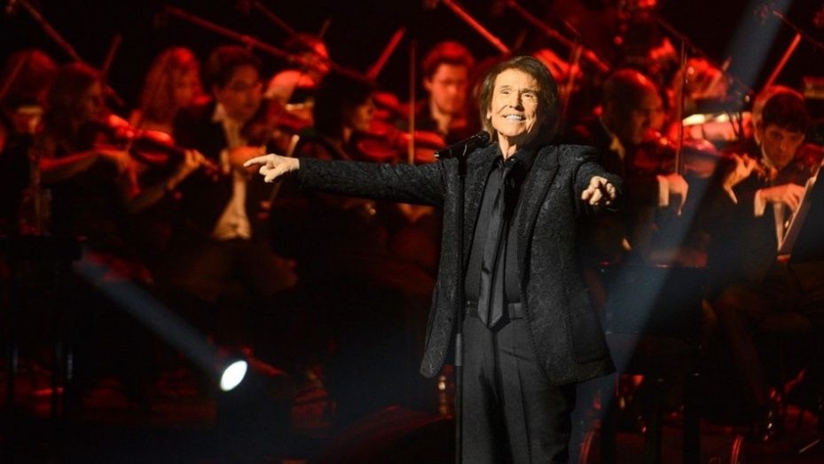 El hechizo de Raphael, con 60 años en el mundo de la música, broche de oro del Foro