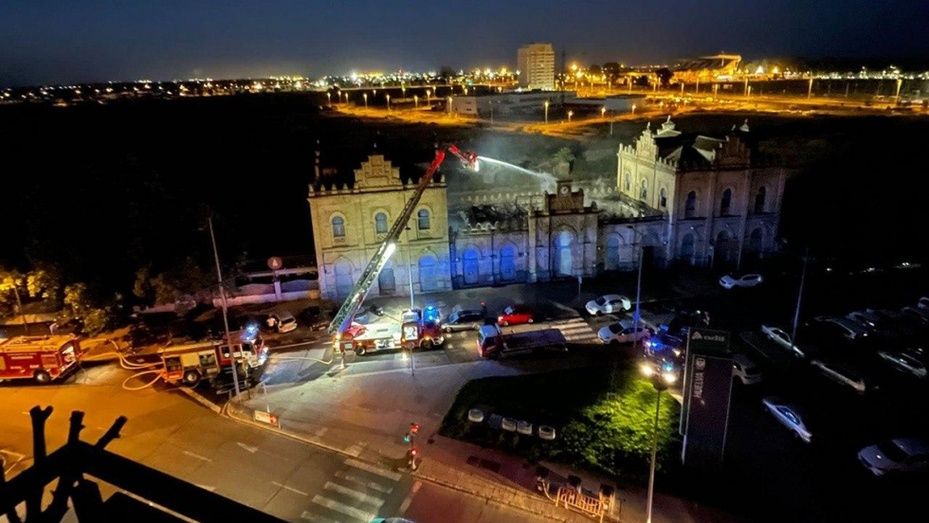 Arde el techo de la antigua estación de trenes en plena madrugada